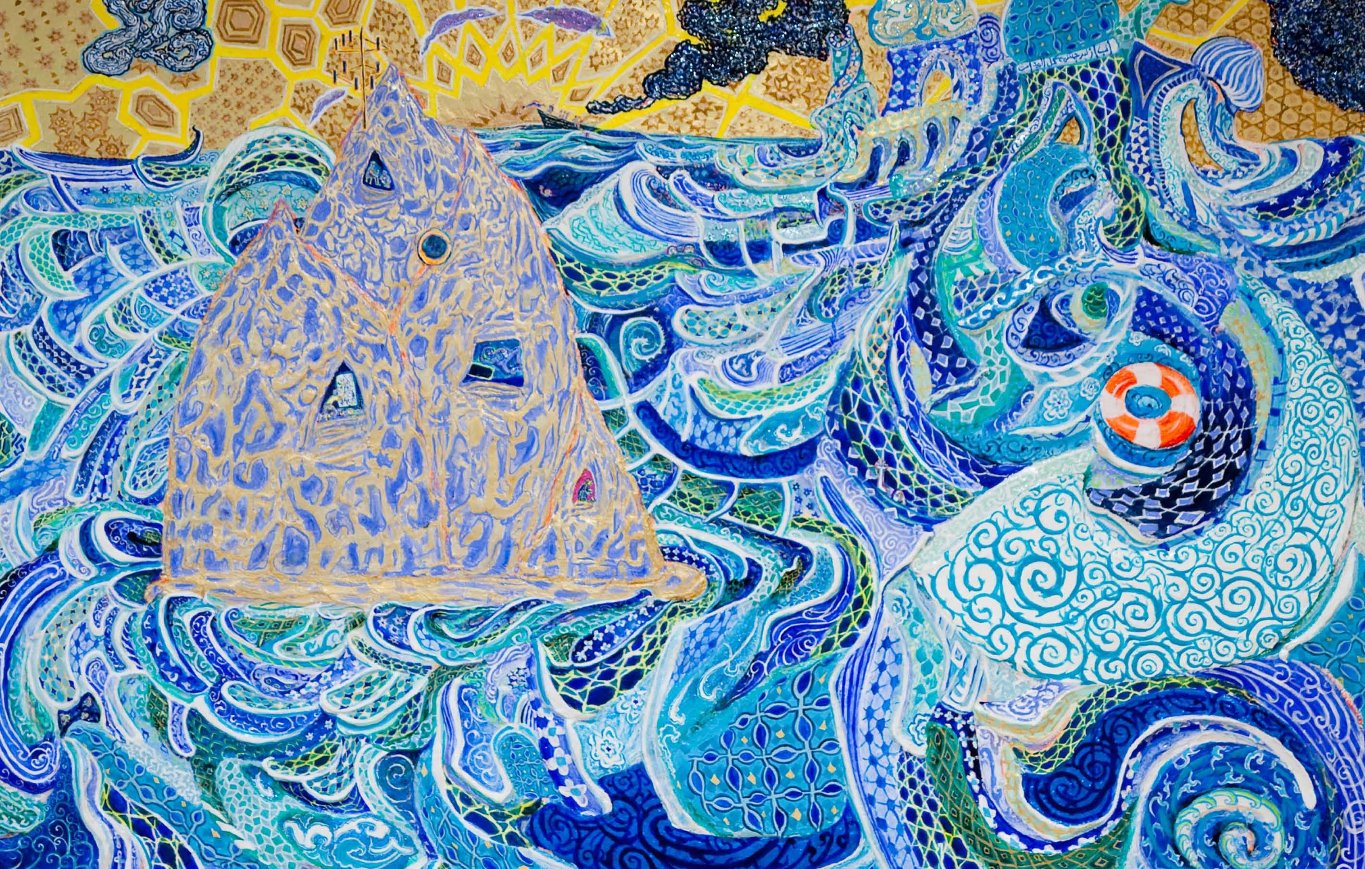 L'image présente une scène maritime riche en couleurs et en motifs. On y voit une grande vague abstraite aux nuances de bleu et de vert, entourée de motifs serpentins. Au centre, une structure ressemblant à un bâtiment ou un phare se dresse au milieu des flots tumultueux. En arrière-plan, il y a des éléments décoratifs supplémentaires, comme un soleil stylisé et des formes géométriques. L'ensemble dégage une atmosphère vivante et dynamique, mêlant art abstrait et éléments naturels.