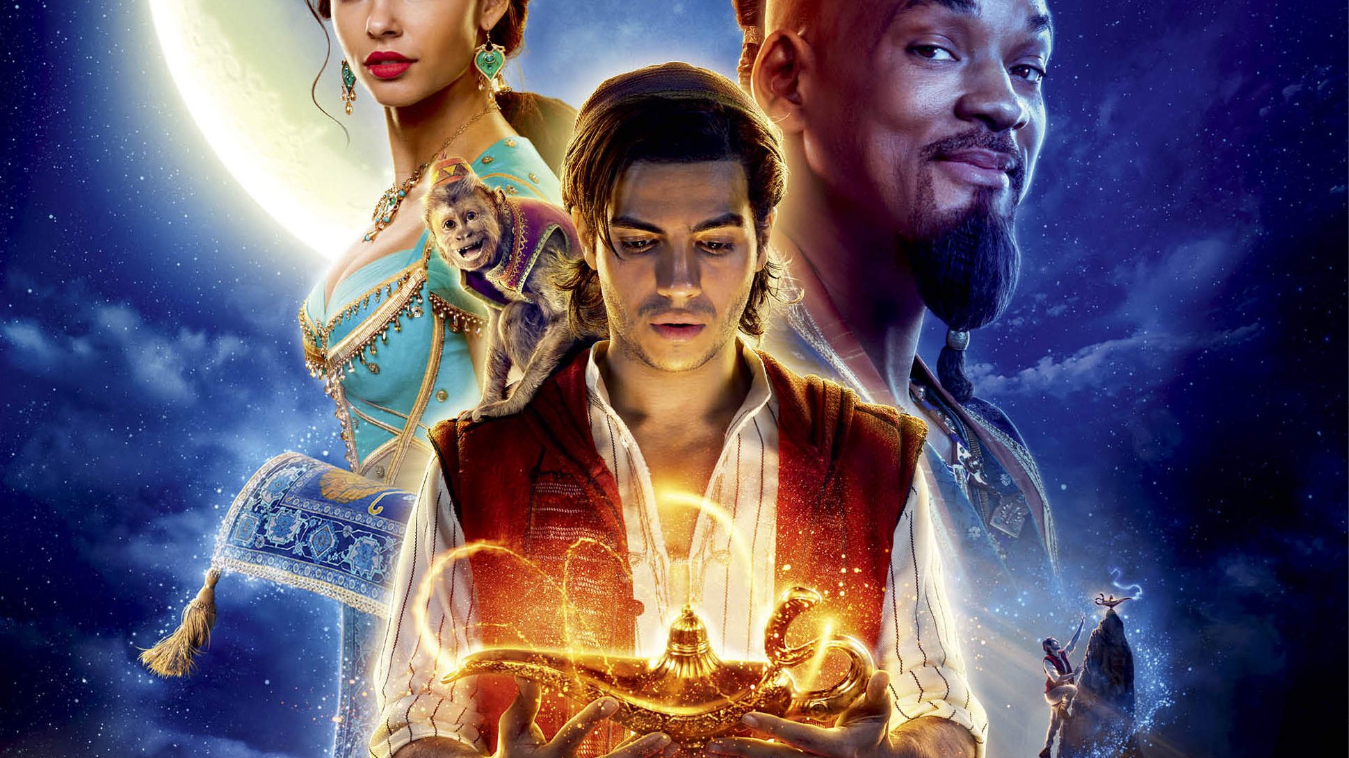 L'image présente des personnages inspirés du conte d'Aladdin. Au premier plan, un jeune homme tient une lampe magique, entouré d'une lueur dorée. Derrière lui, on peut voir une princesse avec des vêtements colorés, et un homme avec un style unique, probablement un génie. En arrière-plan, une lune pleine brille, ajoutant une ambiance mystique à la scène. L'ensemble dégage une atmosphère d'aventure et de magie.
