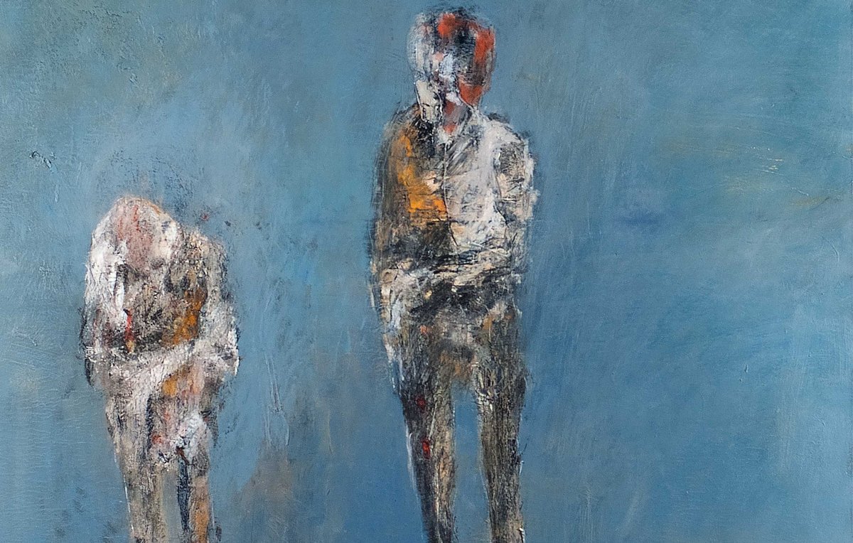 L'image représente deux figures humaines stylisées, se tenant debout sur un fond bleu. Les personnages sont peints de manière abstraite, avec des traits flous et des couleurs terreuses. L'un des personnages se penche légèrement, tandis que l'autre se tient droit, chacun arborant des vêtements aux teintes sombres. L'ensemble dégage une atmosphère contemplative et mélancolique, accentuée par l'utilisation de lignes et de textures.