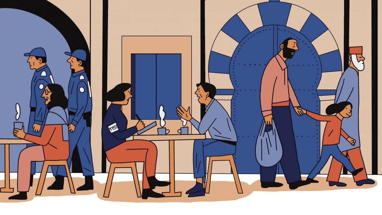 L'image montre une scène urbaine animée. On y voit plusieurs personnages : deux personnes assises à des tables, discutant autour de tasses de café, tandis qu'un homme et un enfant marchent ensemble, tenant une main. En arrière-plan, deux policiers patrouillent. Les couleurs utilisées sont principalement des tons de bleu et de beige, donnant une atmosphère calme et organisée.