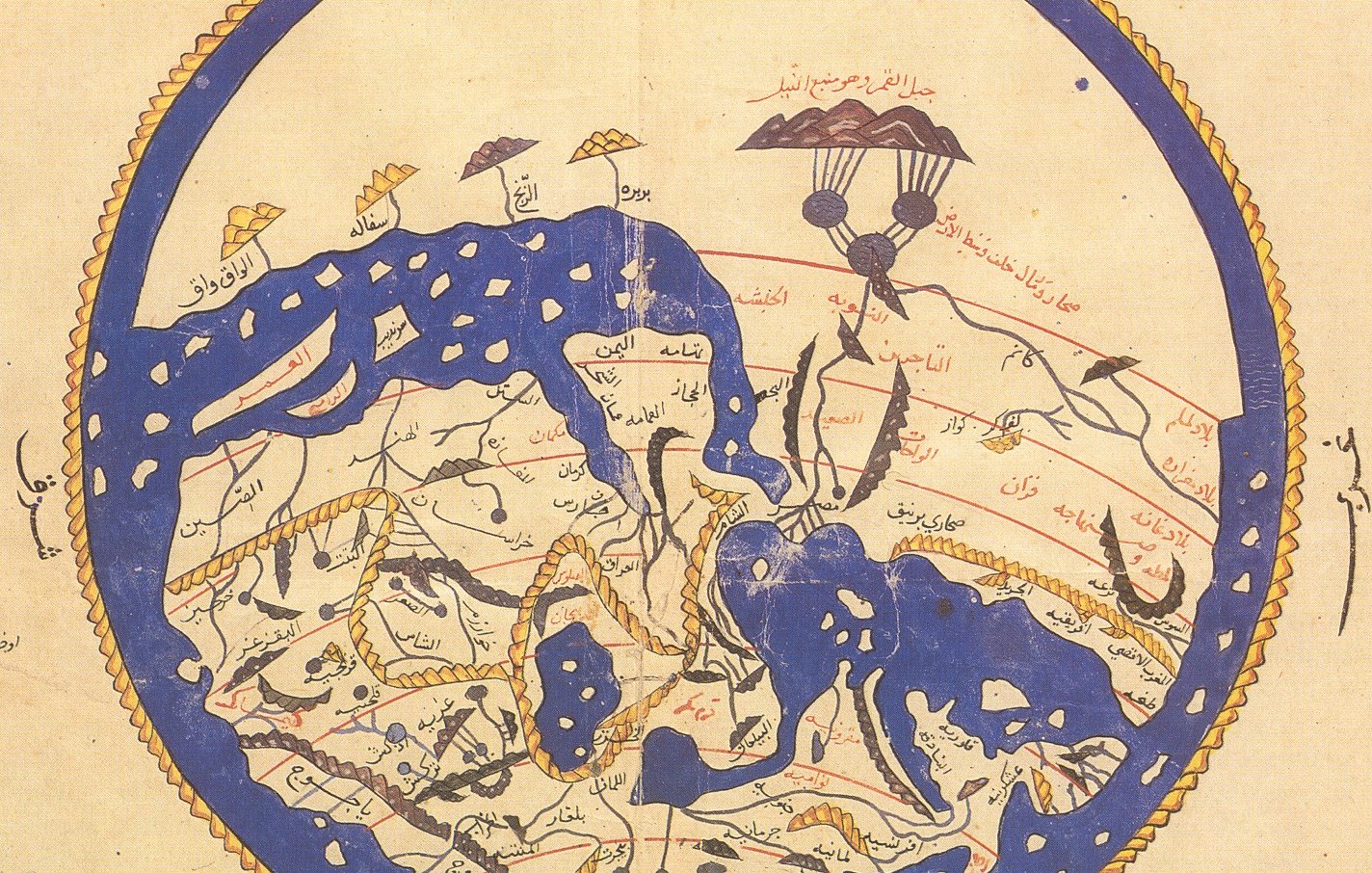 تظهر الصورة خريطة قديمة شبه كروية تمثل جزءًا من العالم، وتحتوي على تفاصيل جغرافية مثل الأنهار والسلاسل الجبلية والمدن. يتخللها نصوص باللغة العربية تشير إلى الأسماء والمواقع المختلفة. يظهر في الرسم تنسيق دقيق بين الألوان كاللون الأزرق الذي يمثل المياه، وبعض التفاصيل باللونين الأصفر والأحمر. الخريطة تعكس المعرفة الجغرافية في تلك الفترة وتعتبر مجردة من الفنون الإسلامية.