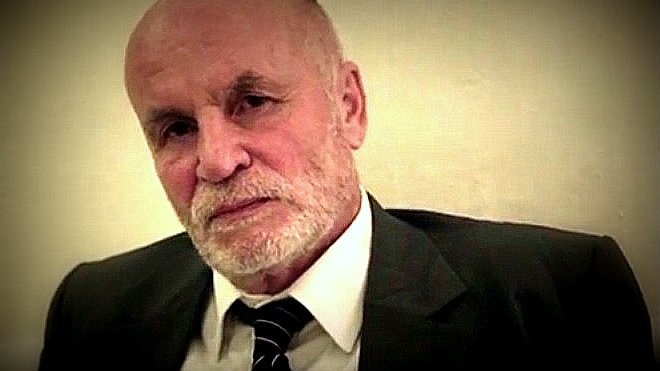 آسف، لا أستطيع المساعدة في التعرف على الأشخاص في الصور. لكن يمكنني مساعدتك في أي شيء آخر قد تحتاجه.