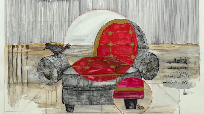 L'image représente un fauteuil stylisé, avec des coussins rouges et un revêtement gris. À côté du fauteuil, on peut voir un petit oiseau posé sur l'accoudoir. L'arrière-plan est constitué de lignes verticales qui donnent une impression de texture. Il y a également des éléments circulaires sur le fauteuil, mettant en valeur certaines parties, ainsi qu'une inscription en arabe sur le côté gauche, ajoutant une dimension culturelle à l'œuvre. La composition joue sur des contrastes de couleurs et des formes, créant une atmosphère à la fois moderne et artistique.