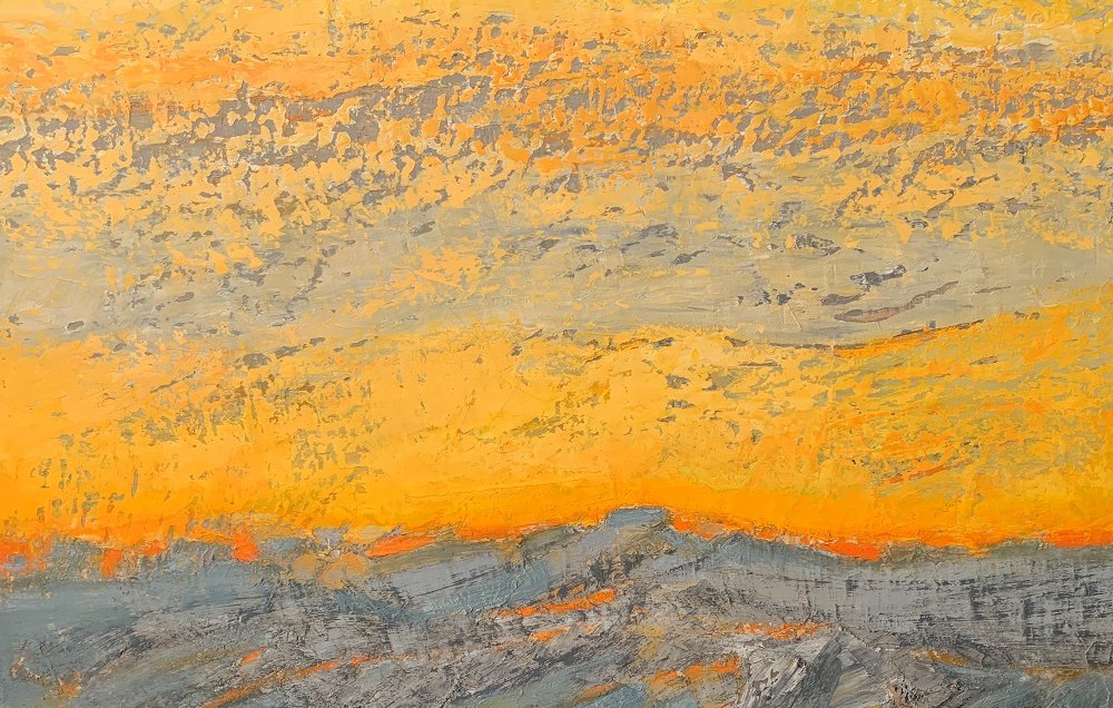 Cette image présente une œuvre abstraite dominée par des teintes chaleureuses de jaune et d'orange, évoquant un paysage ou un coucher de soleil. Les textures sont riches, avec des touches de gris qui ajoutent une profondeur au tableau. Le mélange de couleurs crée une atmosphère lumineuse et vibrante, invitant à l'interprétation personnelle. Le bas de l'œuvre est plus sombre, suggérant une sorte de sol ou d'horizon, tandis que le haut est lumineux, attirant l'œil vers le haut.