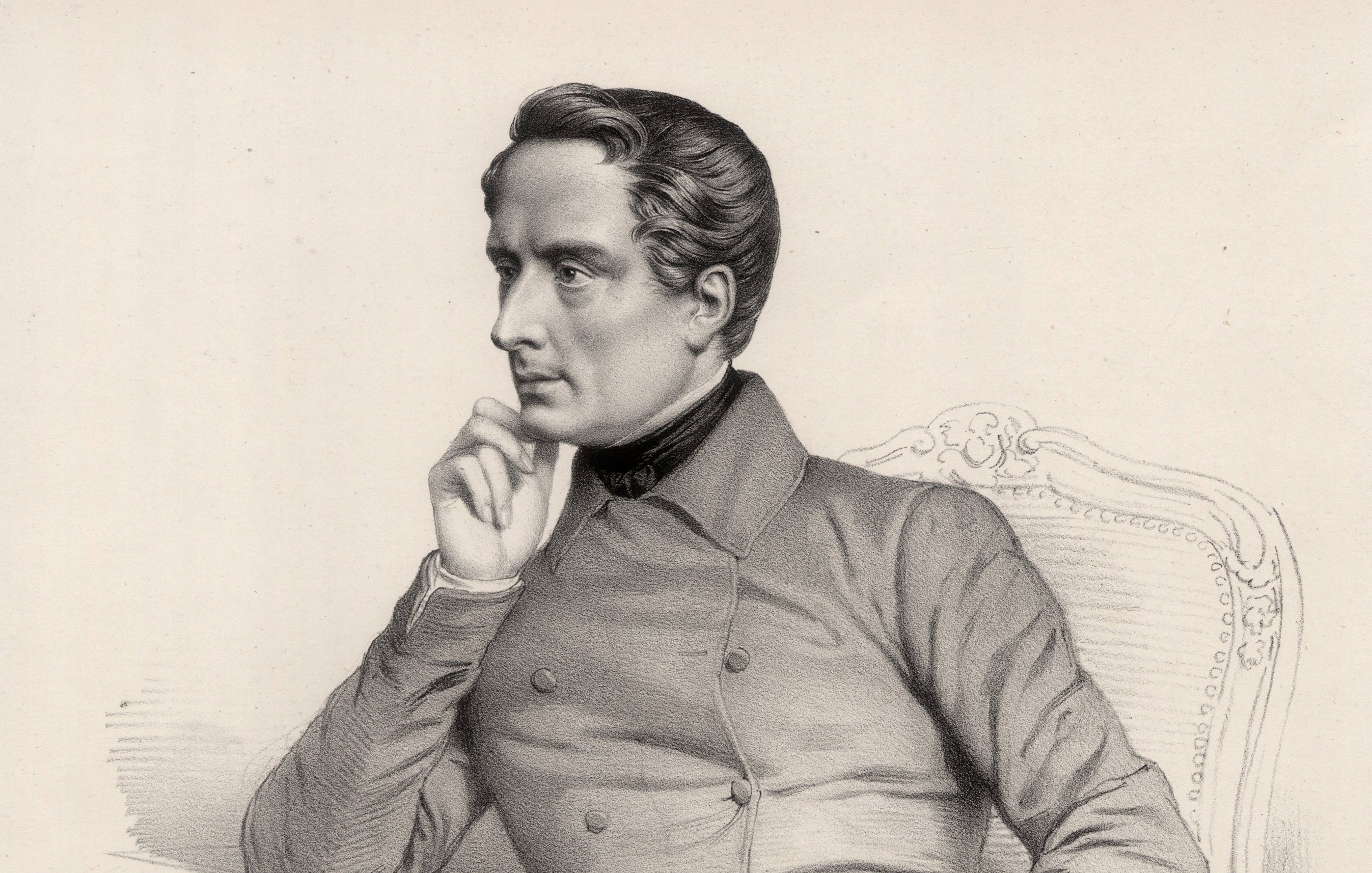 L'image représente un homme assis sur une chaise, arborant une tenue élégante du XIXe siècle. Il porte une chemise à col haut et un manteau à boutons, alliant style et sophistication. L'homme est en pleine réflexion, sa main droite tenant son menton. L'arrière-plan est sobre, mettant en valeur sa posture pensive et le détail de son expression. Cette illustration dégage une certaine gravité et un caractère intellectuel.