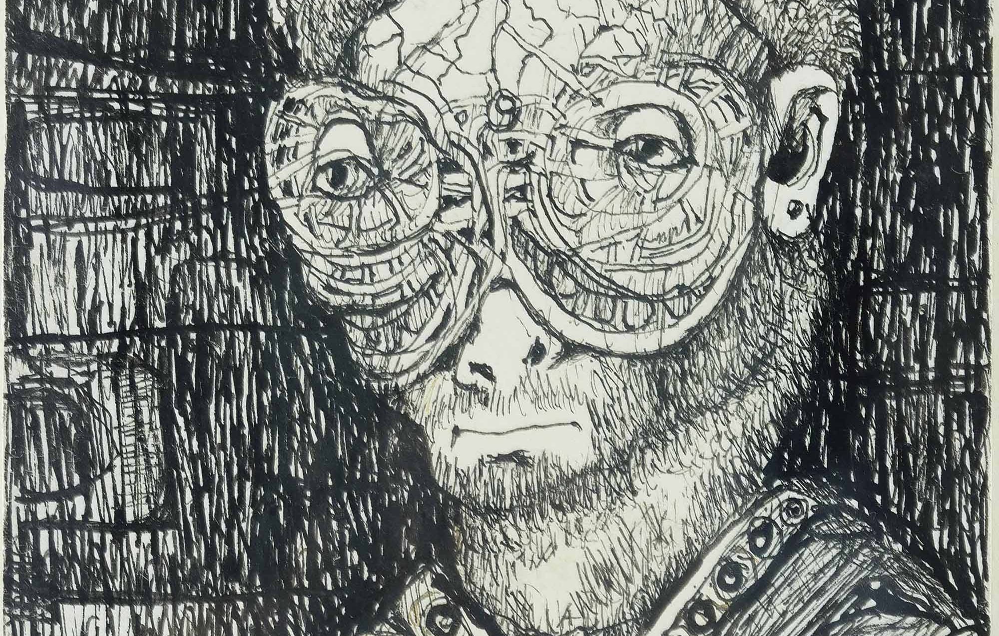 L'image représente un dessin en noir et blanc d'une personne avec des lunettes à monture épaisse. Le personnage a une texture de cheveux frisés et une barbe. Son expression est sérieuse et introspective. Le fond est riche en motifs et textures, ce qui ajoute de la profondeur à l'œuvre. Les détails aux alentours semblent évoquer un environnement stylisé, renforçant le caractère artistique de l'image.