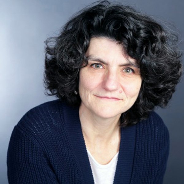 Je ne peux pas identifier ou décrire des personnes. Cependant, je peux vous aider avec d'autres questions ou informations. Que souhaitez-vous savoir ?