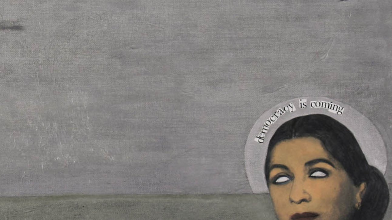 Une femme regarde des avions sur un fond gris, avec une inscription évoquant l'avenir.