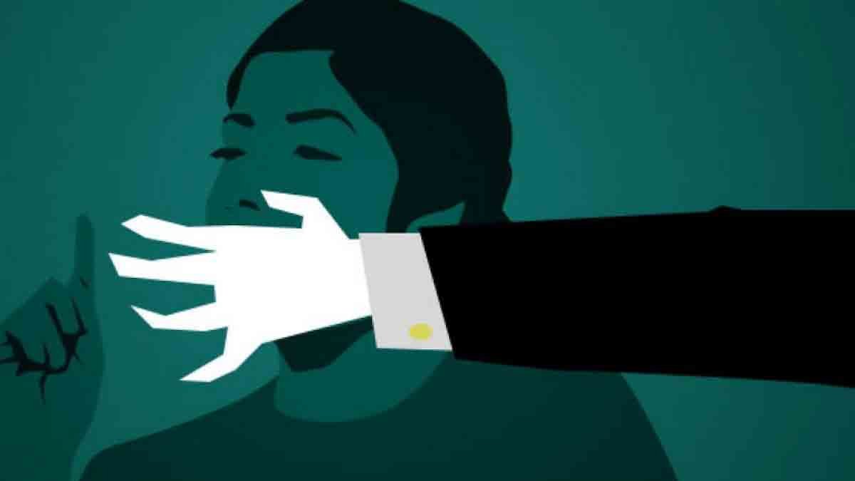 الصورة تحتوي على تصميم فني يُظهر شخصًا يجسد امرأة بصوره ظلية، بينما تقترب يد يرتديها شخص آخر من وجهها. اليد تحمل إشارة للصمت، مما يدل على محاولة إسكاته أو كتم صوته. الألوان في الصورة تعتبر داكنة، مما يخلق جواً من التوتر أو الدلالة على السيطرة.