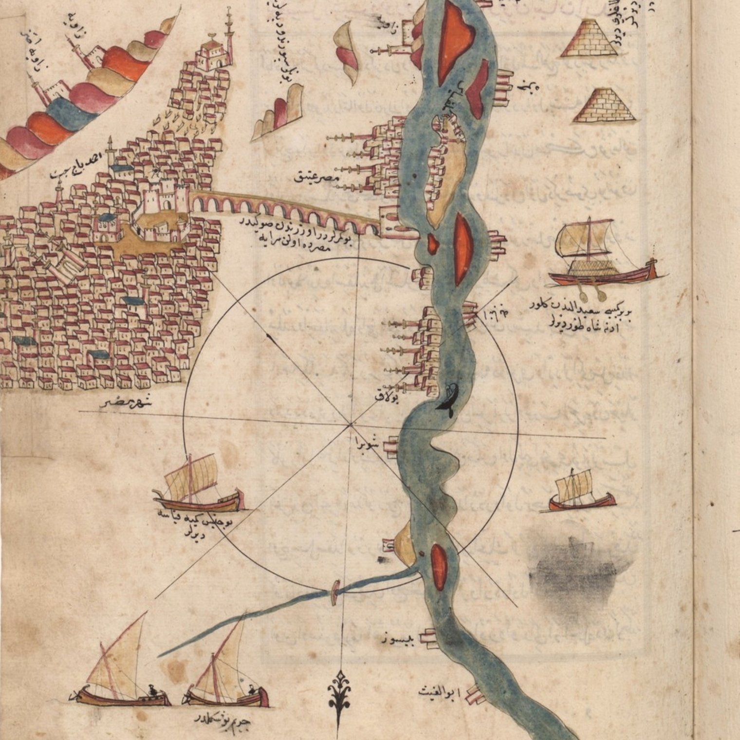 L'image représente une ancienne carte maritime ou géographique. On y voit une portion de la ville avec des bâtiments, ainsi que des pyramides. Un fleuve est illustré au centre, avec des bateaux naviguant sur ses eaux. La carte contient des annotations en arabe et des éléments décoratifs, comme des motifs colorés. L'ensemble semble avoir été réalisé à la main, avec un style artistique qui reflète les pratiques cartographiques de l'époque.