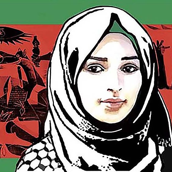 L'image présente une femme portant un hijab, qui est mise en avant sur un fond de couleur verte. Derrière elle, un arrière-plan rouge est illustré avec des motifs abstraits et des figures, évoquant peut-être des thèmes culturels ou historiques. Le visage de la femme est représenté de manière stylisée et expressive, ce qui attire l'attention et crée un contraste frappant avec les éléments qui l'entourent. L'ensemble de l'image semble évoquer des réflexions sur l'identité et la culture.