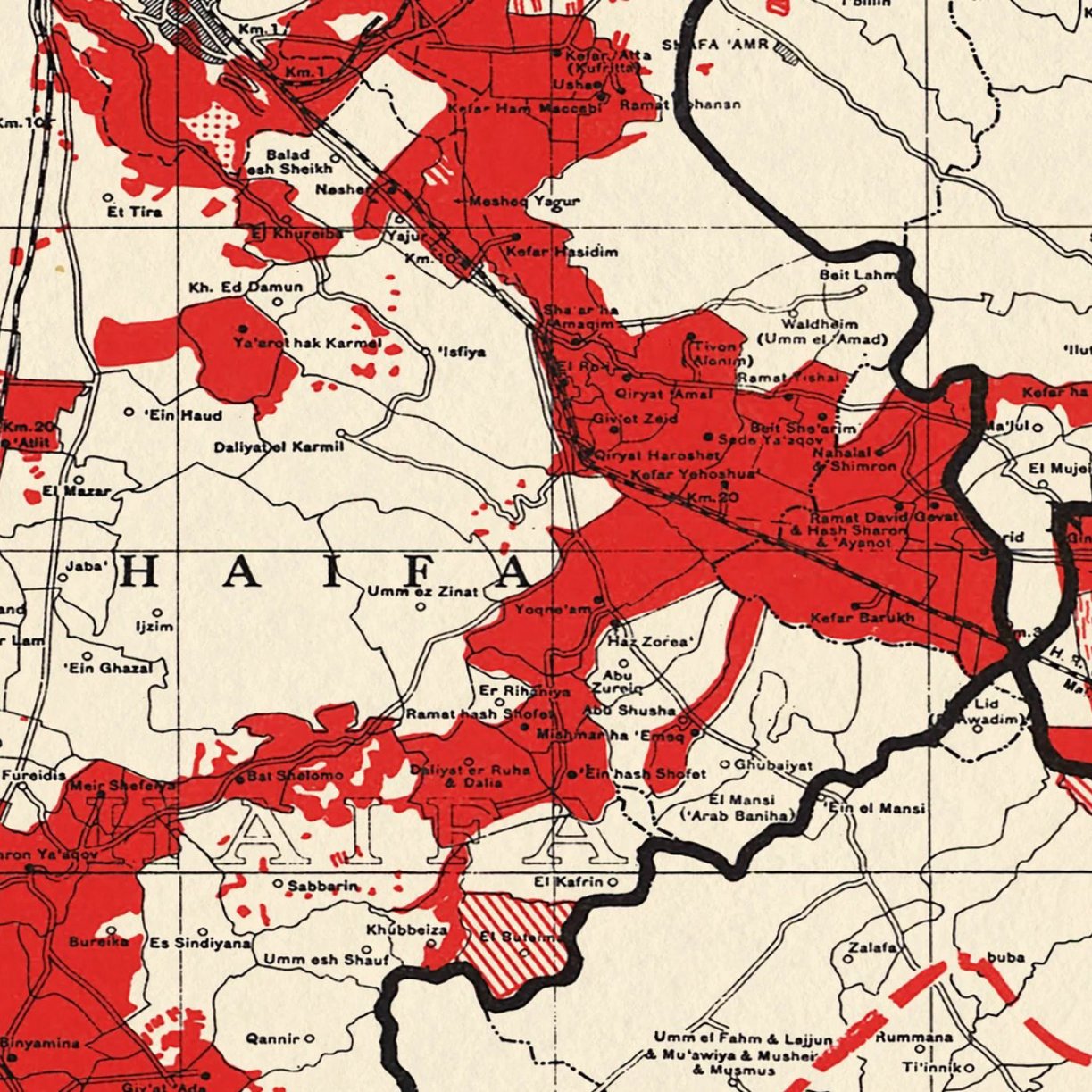 L'image représente une carte dans des tons rouges et blancs, probablement montrant des zones géographiques ou des limites administratives. On peut y voir des noms de localités, des routes et des frontières qui semblent délimiter différentes régions. Les zones rouges peuvent indiquer des zones d'intérêt particulier, de densité de population, ou une autre forme de classification. L'ensemble de la carte dégage un aspect historique ou thématique lié à la région représentée, qui semble être située en Israël, en particulier autour de Haïfa.