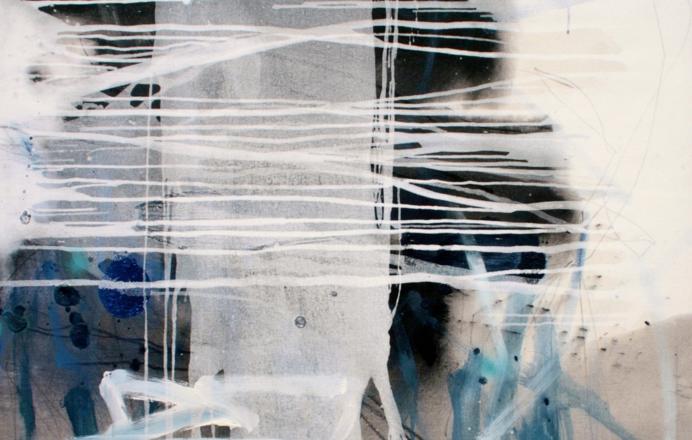 Cette image présente une œuvre abstraite qui utilise des couleurs telles que le bleu, le noir et le blanc. Les lignes blanches, lâches et fluides, traversent la toile, créant un contraste avec le fond sombre. On peut également remarquer des éclats de bleu et des textures qui ajoutent de la profondeur à l'ensemble. L'œuvre évoque une certaine fluidité et mouvement, invitant à l'interprétation personnelle.