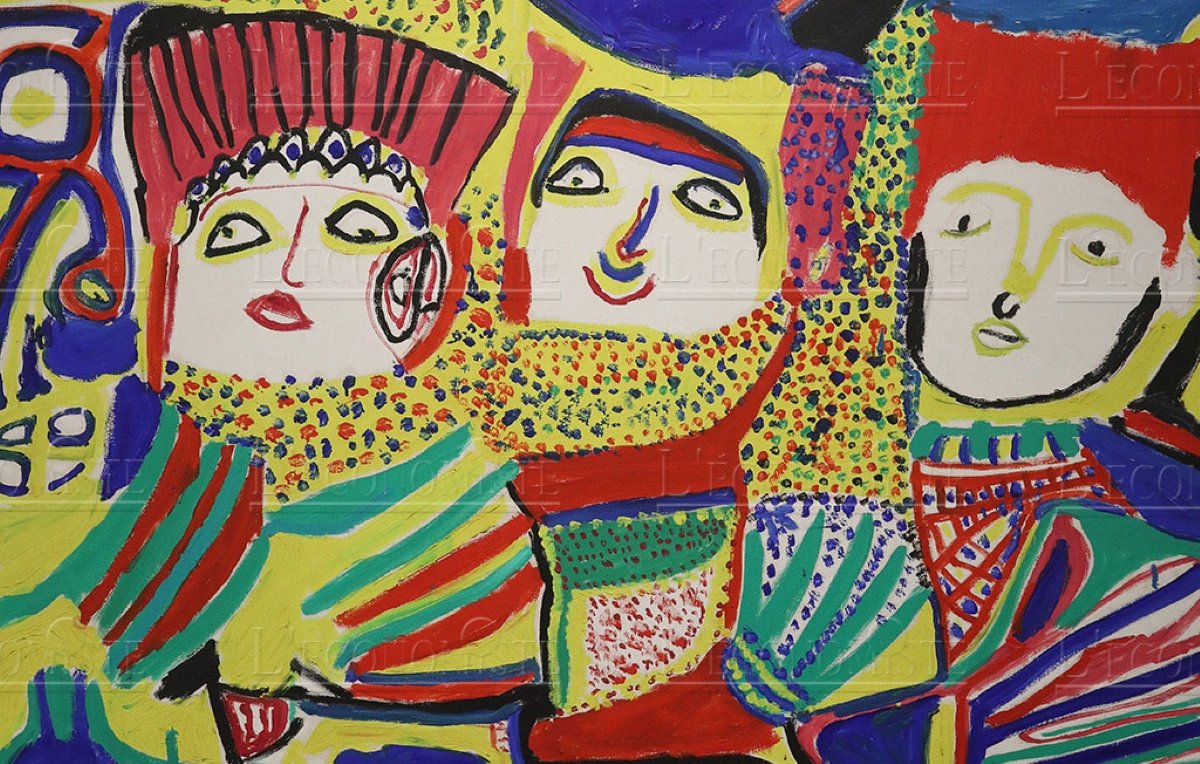 Peinture colorée avec des visages stylisés et des motifs abstraits.