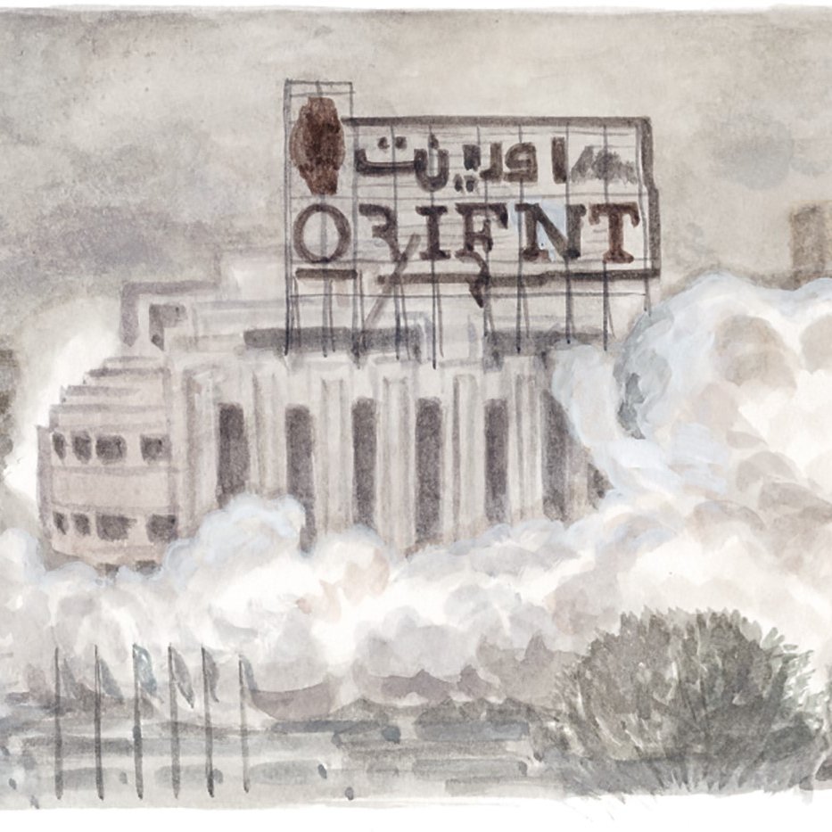 L'image représente une scène urbaine où un bâtiment emblématique est partiellement caché par des nuages de fumée ou de poussière. Le bâtiment porte une enseigne avec le mot "ORIENT" en lettres stylisées, suggérant une ambiance nostalgique ou historique. L'arrière-plan montre d'autres structures, évoquant un environnement urbain. L'atmosphère générale semble chargée et un peu sombre, ce qui pourrait indiquer une situation de conflit ou de crise. Les nuances de gris et d'eau évoquent une qualité de dessin à l'aquarelle, ajoutant une dimension artistique à l'image.