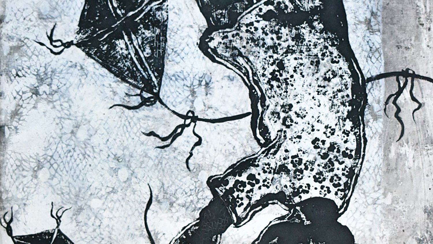 L'image représente une composition artistique en noir et blanc, avec une silhouette centrale d'une créature ou d'un personnage, probablement en train de tomber ou de se mouvoir de manière dynamique. Ce personnage semble être lié à des cerfs-volants, qui flottent autour de lui. Le fond présente des motifs texturés qui ajoutent une profondeur à l'ensemble. L'œuvre évoque une sensation de liberté, de mouvement et peut-être de lutte, avec un jeu entre le personnage et les cerfs-volants.