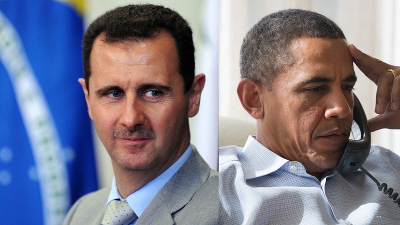 L'image montre deux hommes en portrait. À gauche, un homme en costume clair avec une cravate, regardant vers l'objectif avec une expression sérieuse, avec un drapeau en arrière-plan. À droite, un homme en chemise à carreaux, tenant un téléphone près de son oreille, affichant une expression pensive. Les deux hommes semblent être en situation formelle.