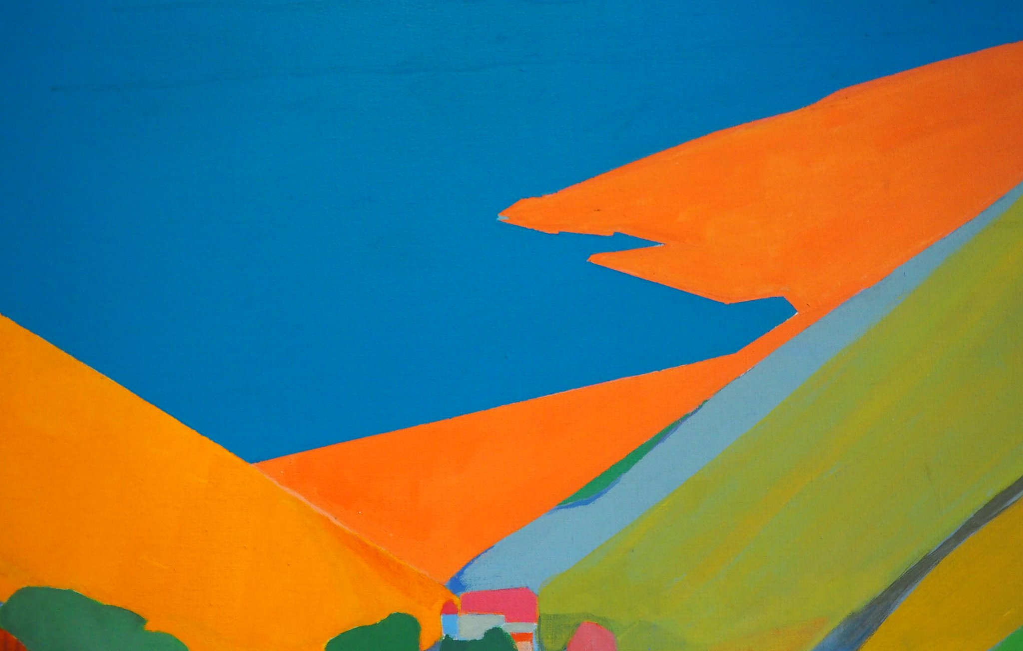 L'image présente une composition colorée et abstraite. On y voit des collines aux formes géométriques, avec des teintes vives de orange et de vert. Le ciel est d'un bleu intense, créant un contraste fort avec les collines. Au bas de l'image, on aperçoit des formes qui semblent représenter des maisons, ajoutant une touche de vie à ce paysage stylisé. L'ensemble donne une impression de chaleur et d'énergie.