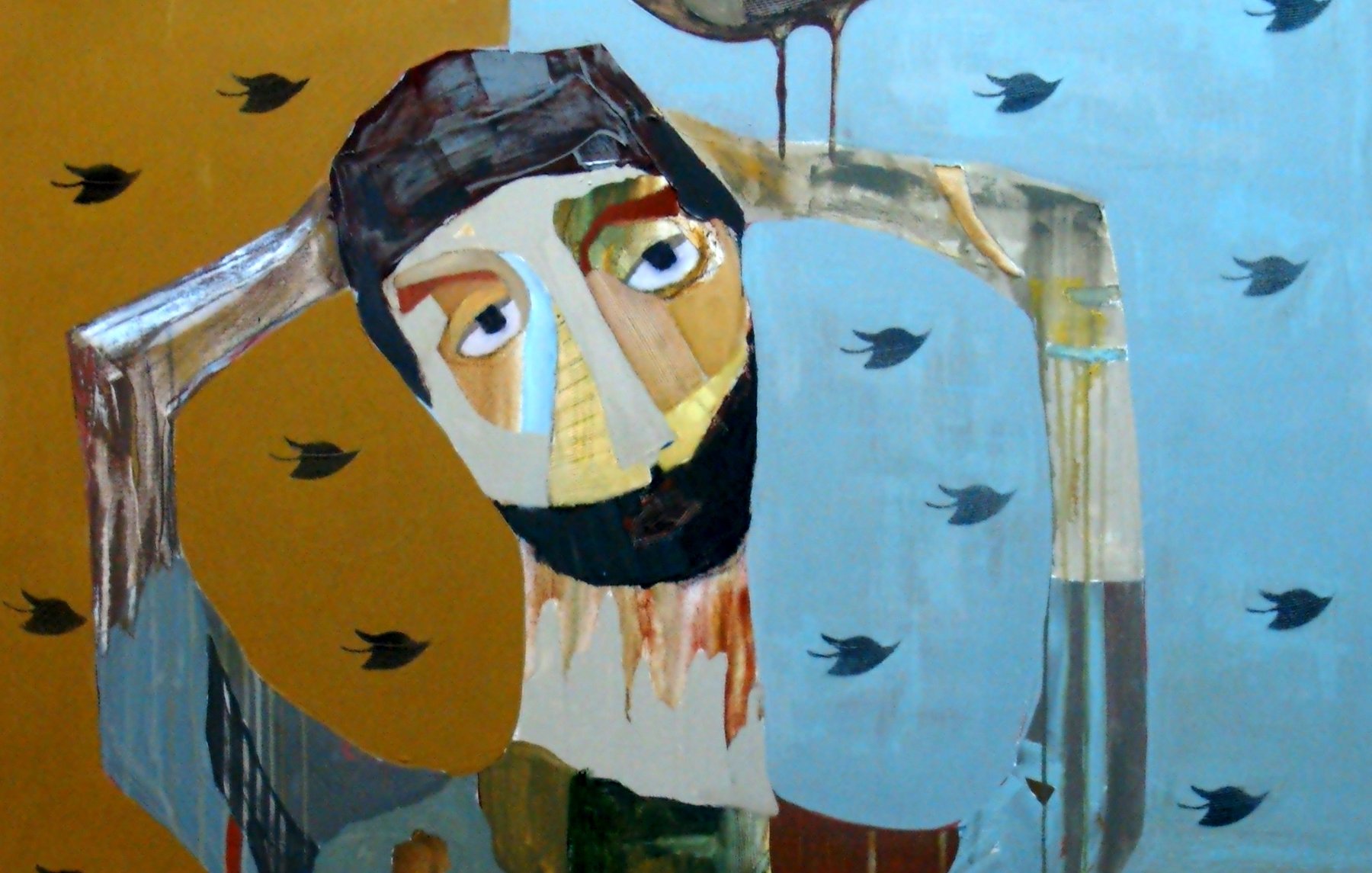 L'image présente une œuvre d'art abstraite représentant un homme avec un visage stylisé. Il a une expression pensive, avec des couleurs vives et des détails de textures. Sur sa tête, un oiseau est perché, ajoutant une dimension intrigante à la composition. Le fond est divisé en deux teintes, l'une dorée et l'autre bleutée, tandis que de petits oiseaux noirs volent autour de lui, créant une atmosphère à la fois mélancolique et contemplative. Les éléments de l'image s'entrelacent pour évoquer des sensations de solitude et de réflexion.