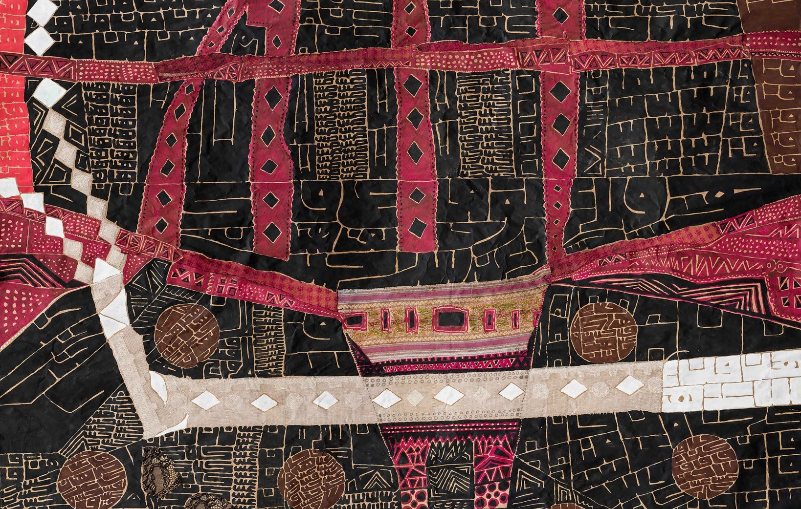 L'image présente une œuvre d'art abstraite caractérisée par des motifs géométriques et des couleurs vives, notamment des rouges, des bruns et des noirs. Les motifs semblent entrelacés, créant une texture riche et complexe. On observe des lignes dorées qui dessinent des formes stylisées et des motifs, ajoutant une dimension supplémentaire à l'œuvre. L'ensemble dégage une impression de mouvement et de profondeur, invitant à une exploration visuelle des détails.