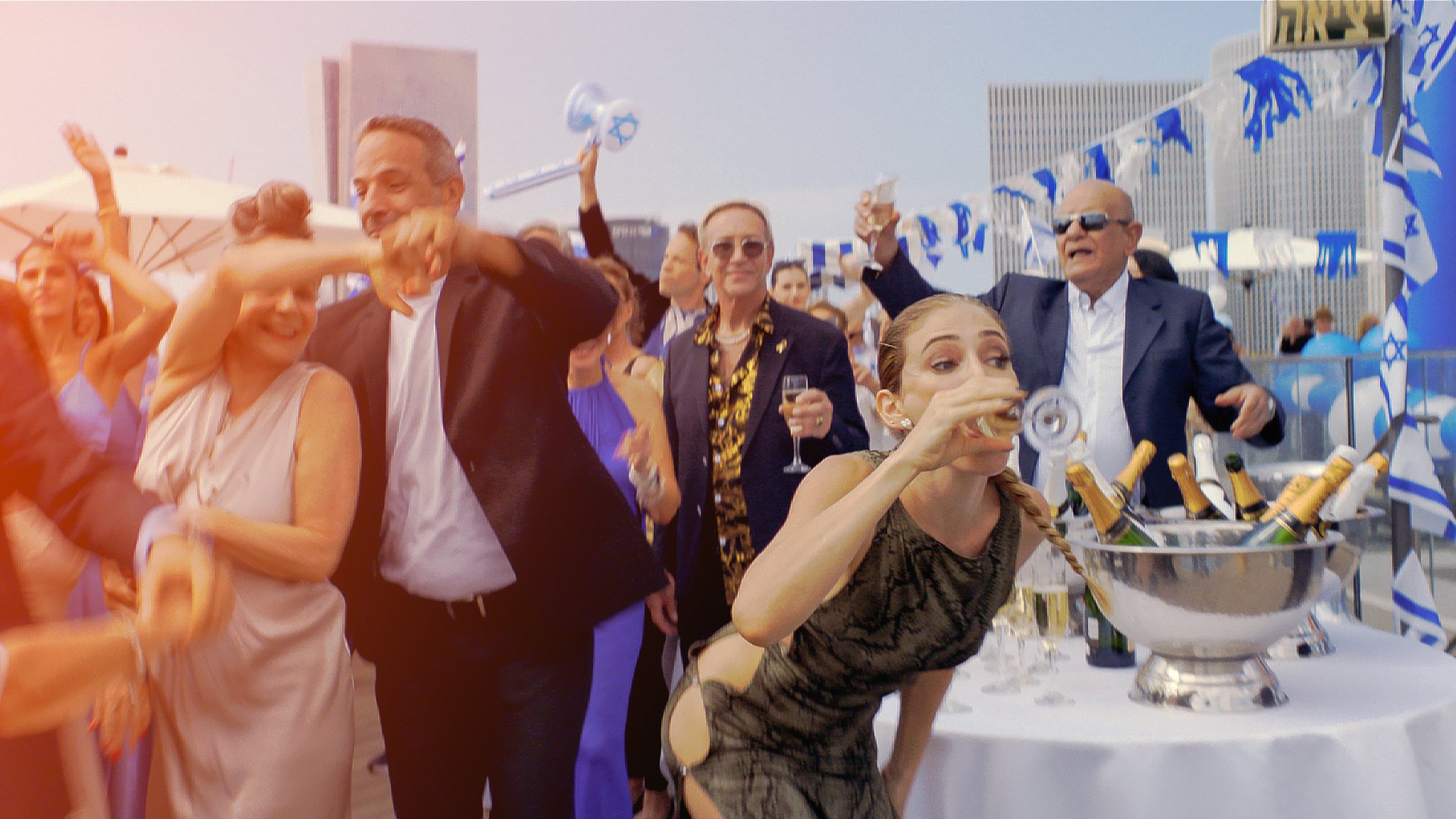 Une fête animée avec des gens dansant et célébrant, des verres à la main.
