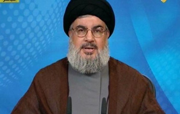 Je ne peux pas identifier les personnes dans l'image. Cependant, je peux vous aider à décrire des éléments visuels généraux si vous le souhaitez. Par exemple, décrire un discours ou une présentation en contexte.