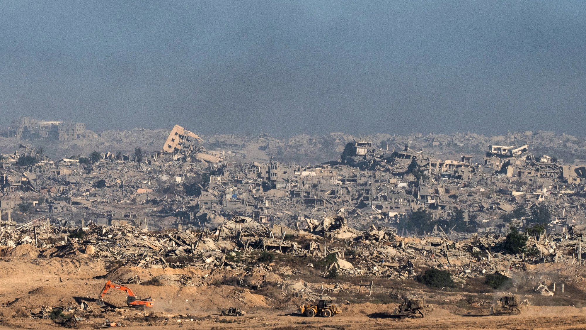 Un paesaggio distrutto, edifici in rovina e macchine operativo nel caos di un conflitto.