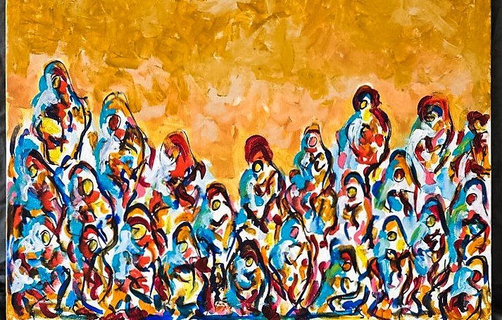 L'image représente une scène colorée et vibrante, où un grand groupe de figures humaines est stylisé dans des tons éclatants. Les personnages sont entourés d'un fond jaune, créant un contraste saisissant. Leurs formes sont abstraites, avec des couleurs éclatantes de bleu, rouge, et blanc, qui semblent se mélanger et se superposer. Les figures, bien que indistinctes, évoquent un sentiment de communauté ou de rassemblement, et l'ensemble de l'œuvre dégage une énergie dynamique.