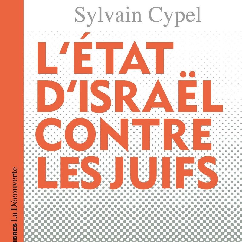 L'image montre une couverture de livre intitulée "L'État d'Israël contre les Juifs" écrit par Sylvain Cypel. Le design de la couverture est simple et épuré, avec le titre en grandes lettres rouges sur un fond blanc. Le nom de l'auteur est placé en haut, écrit en noir. Le design utilise une typographie moderne et claire. La mention "Cahiers libres" est également visible, indiquant la collection à laquelle le livre appartient.