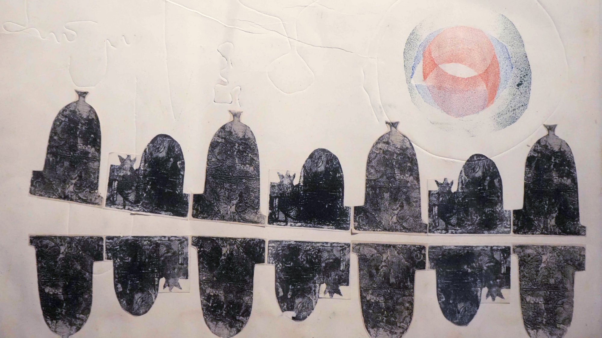 این تصویر یک نقش و نگار هنری است که شامل اشکالی با رنگ‌های ملایم و سیاه و خاکستری است. در پایین تصویر، چندین شکل شبه‌انسانی و یا اشیاء با حاشیه‌های تیره و بافتی متفاوت دیده می‌شوند. در بالای تصویر، یک دایره رنگی وجود دارد که حاوی رنگ‌های صورتی و آبی است. این دایره به‌نظر می‌رسد نمادی از خورشید یا یک منبع نور باشد. همچنین، خطوط نامنظمی در پشت زمینه تصویر به چشم می‌خورد که به فضای کلی کار عمق و بعد بیشتری می‌بخشد. کل اثر با توجه به انتخاب رنگ‌ها و الگوها حس خاصی را منتقل می‌کند.