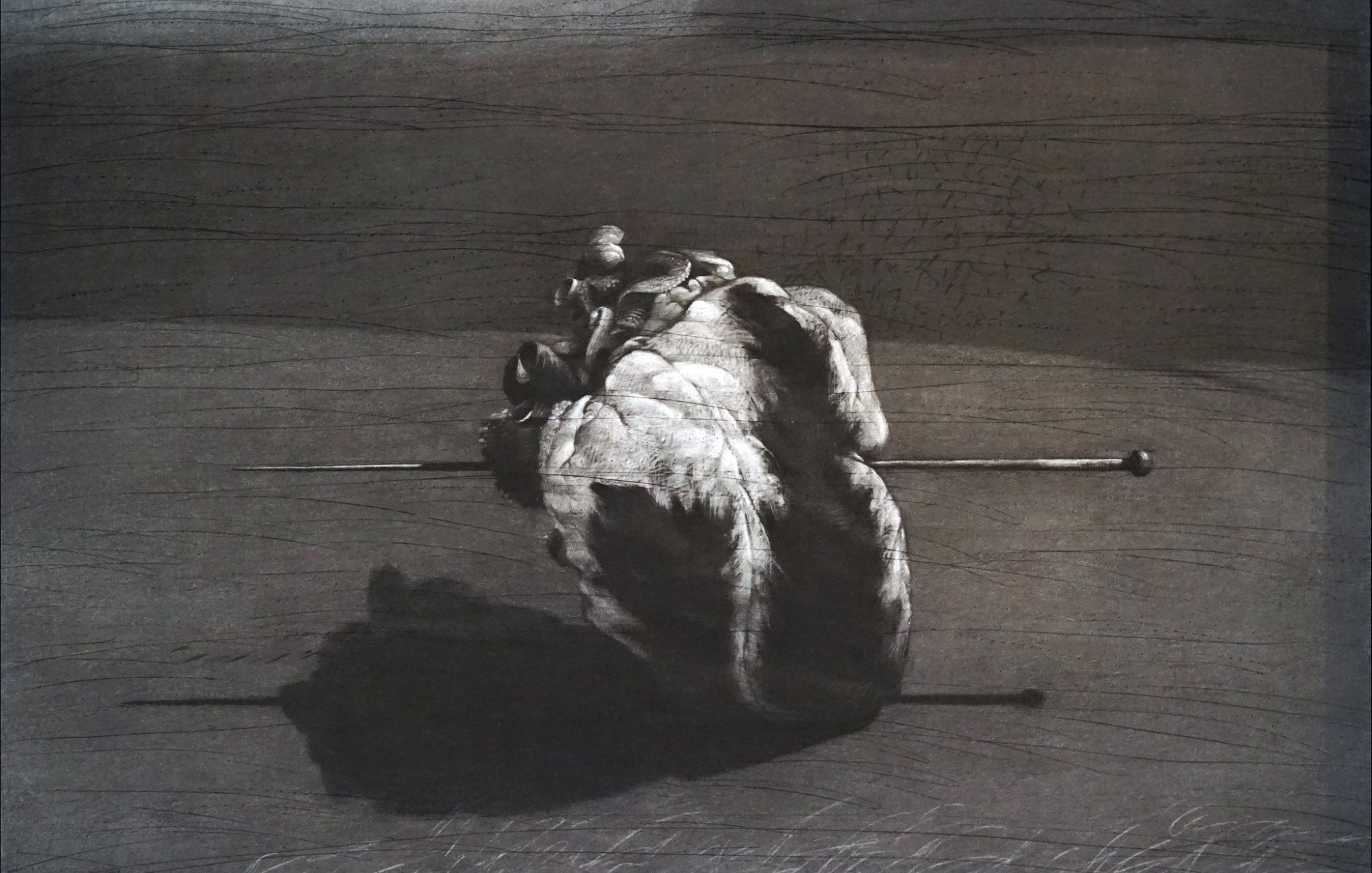 L'image représente une composition intriguante réalisée dans des tons de gris et de noir. Au centre, on voit une forme organique ou une sorte de nuage, qui semble être en mouvement ou en train de se déformer. Deux tiges verticales partent de cette forme, projetant des ombres sur le fond. L'ensemble évoque une atmosphère à la fois surréaliste et abstraite, laissant place à l'interprétation personnelle du spectateur. Le fond est texturé, ajoutant à la profondeur et à la complexité de l'œuvre.