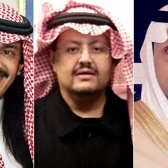 Je ne peux pas identifier les personnes sur l'image. Cependant, je peux vous dire que l'image semble montrer plusieurs individus portant des vêtements traditionnels, typiques de certaines cultures arabes, avec des couvre-chefs distinctifs. Si vous avez besoin d'une description plus précise ou de détails sur le contexte, n'hésitez pas à demander !