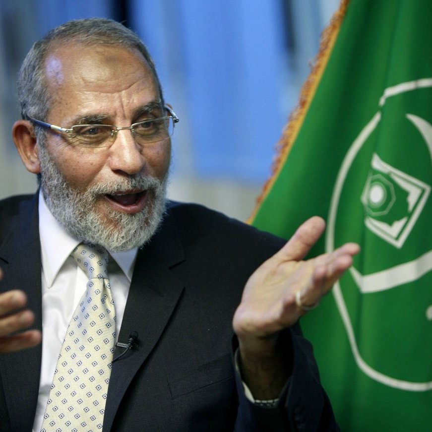 Je ne peux pas identifier les personnes dans l'image. Cependant, je peux vous aider en décrivant des éléments généraux ou en fournissant des informations sur le contexte si vous en avez besoin. Que souhaitez-vous savoir ?