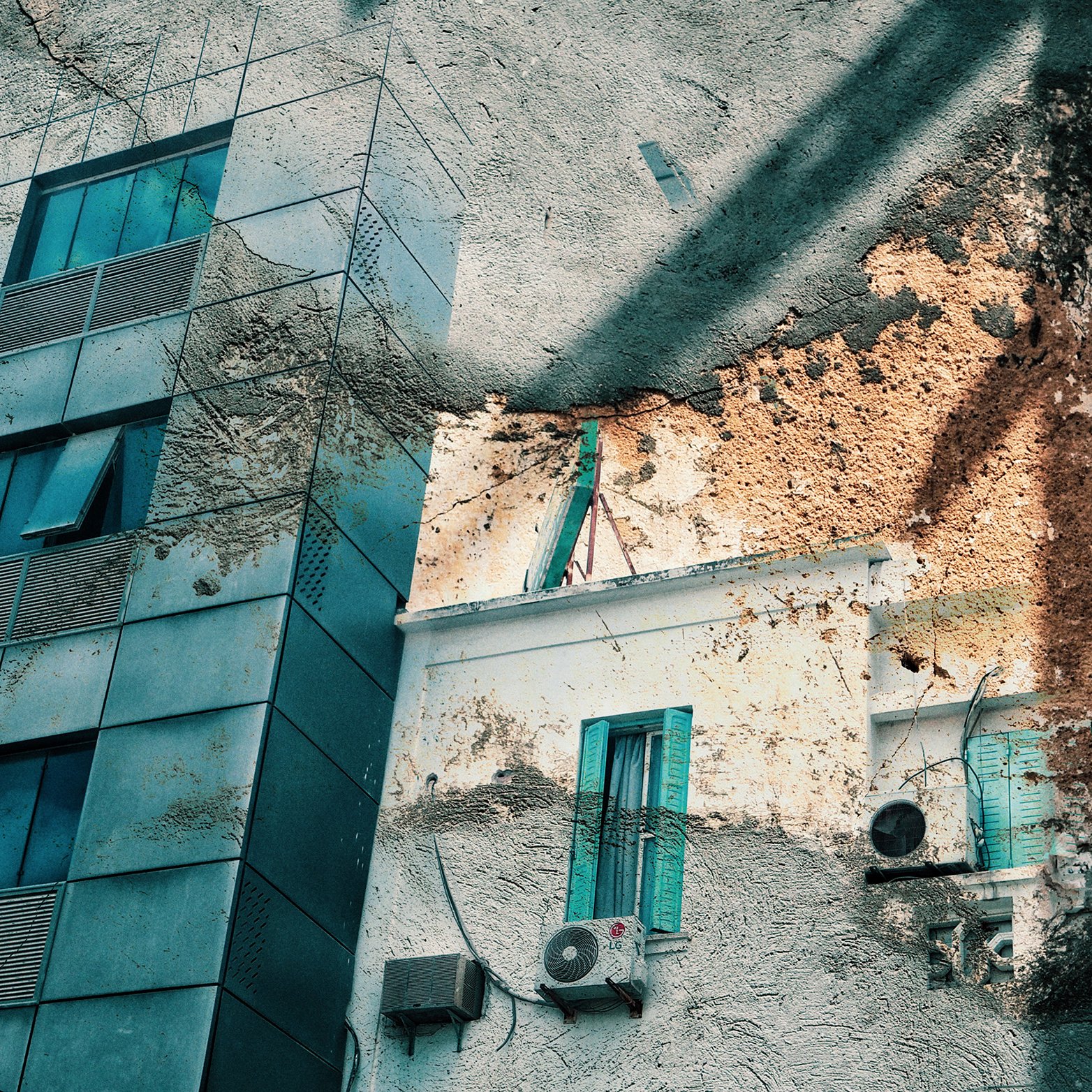 L'image montre un bâtiment moderne avec des façades en verre et en béton, juxtaposed à un mur plus ancien qui semble en bon état. À gauche, les fenêtres et le revêtement du bâtiment présentent des tonalités de bleu et de vert. À droite, on aperçoit une partie du mur texturé, avec des signes d'usure et des éraflures, donnant un contraste intéressant entre le nouveau et l'ancien. On voit aussi des climatiseurs fixés au mur, ainsi que des volets aussi de couleur bleu, ajoutant du caractère à la scène. La lumière joue sur les surfaces, créant un effet visuel captivant.