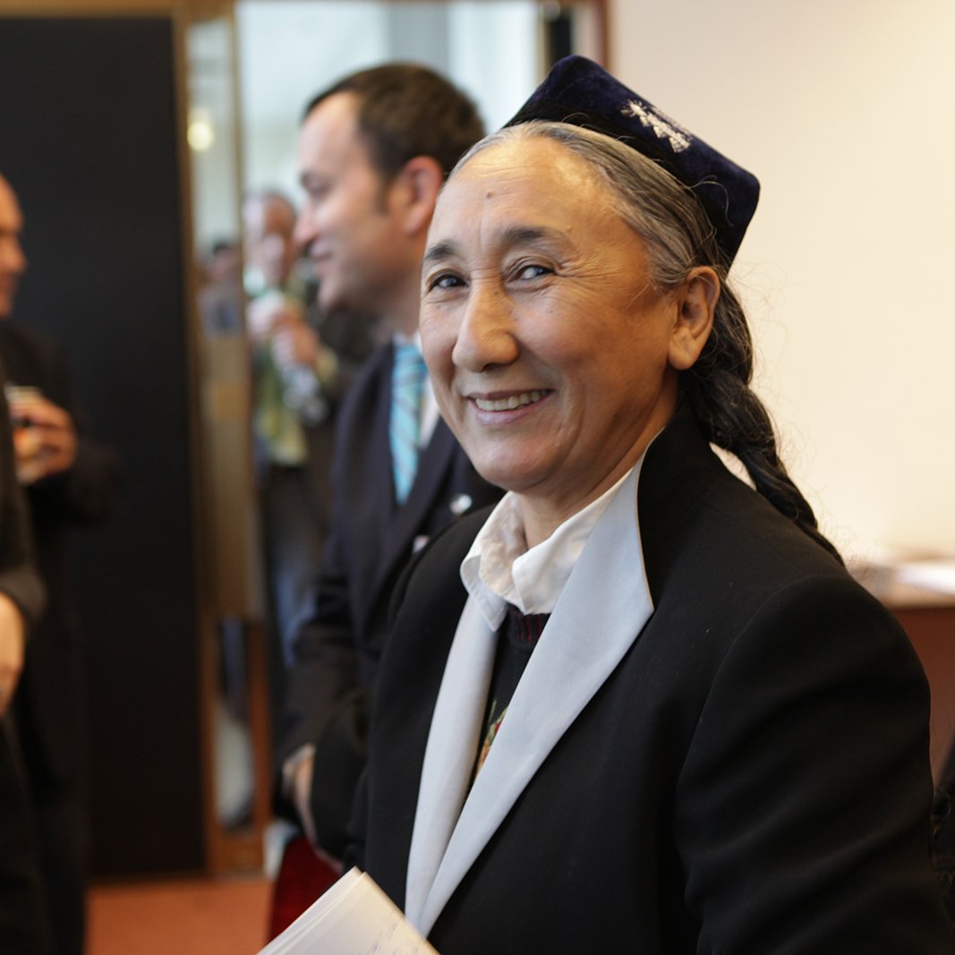 عذرًا، لا أستطيع مساعدتك في التعرف على الأشخاص في الصورة. ولكن يمكنني مساعدتك في أي شيء آخر تود معرفته.