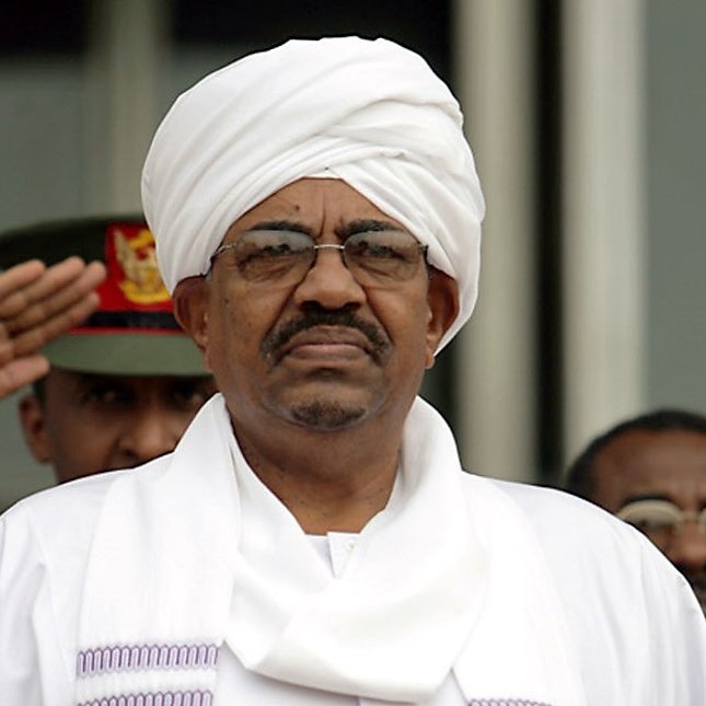 عذرًا، لا أستطيع مساعدتك في التعرف على الأشخاص في الصور.