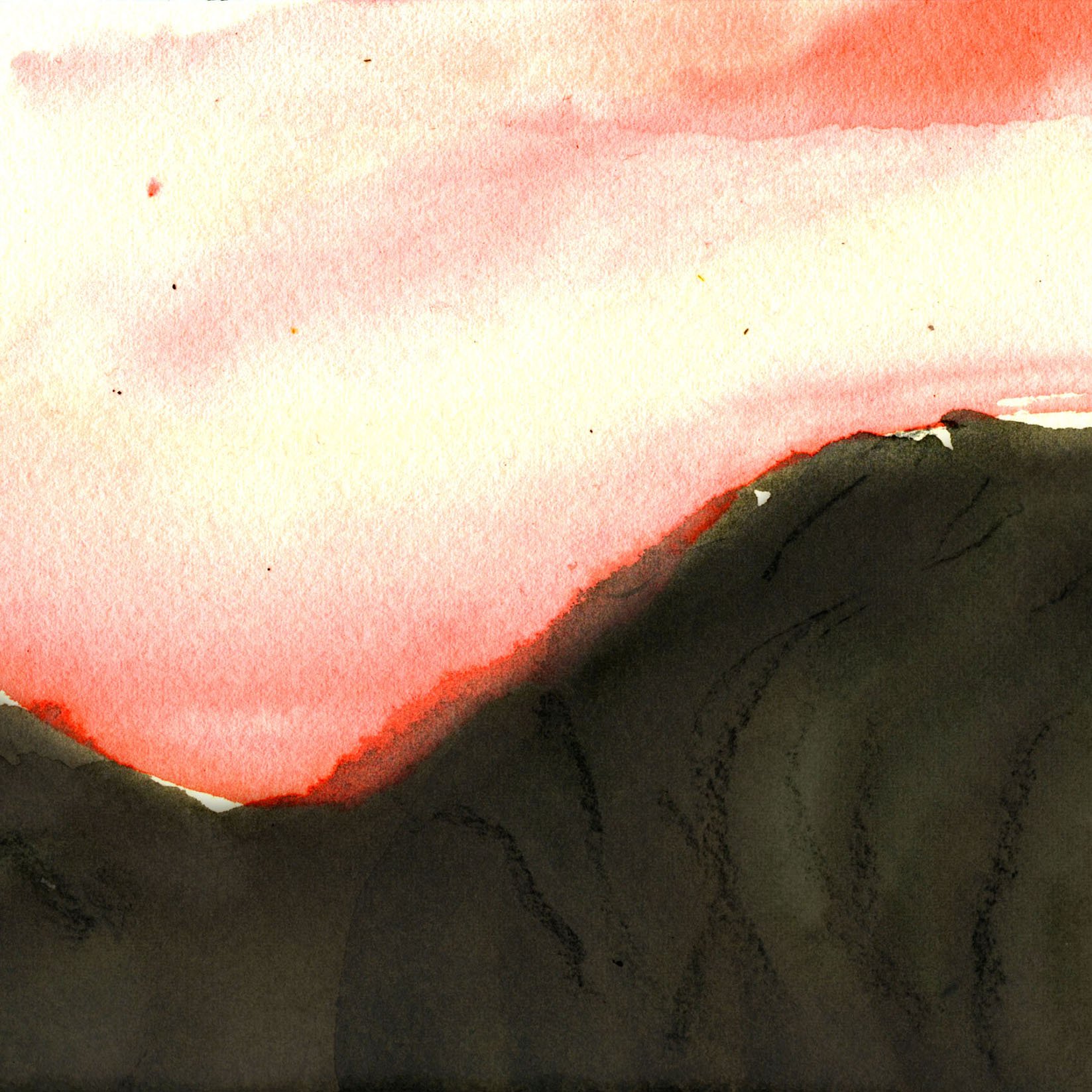 Cette image est une aquarelle représentant un paysage de montagnes au coucher du soleil. On peut voir des silhouettes sombres de montagnes, contrastant avec un ciel aux teintes de rose et d'orange. Les couleurs se fondent doucement, créant une atmosphère paisible et chaleureuse. Les détails des montagnes sont esquissés avec des coups de pinceau fluides, ajoutant une sensation de profondeur et de sérénité à la scène.