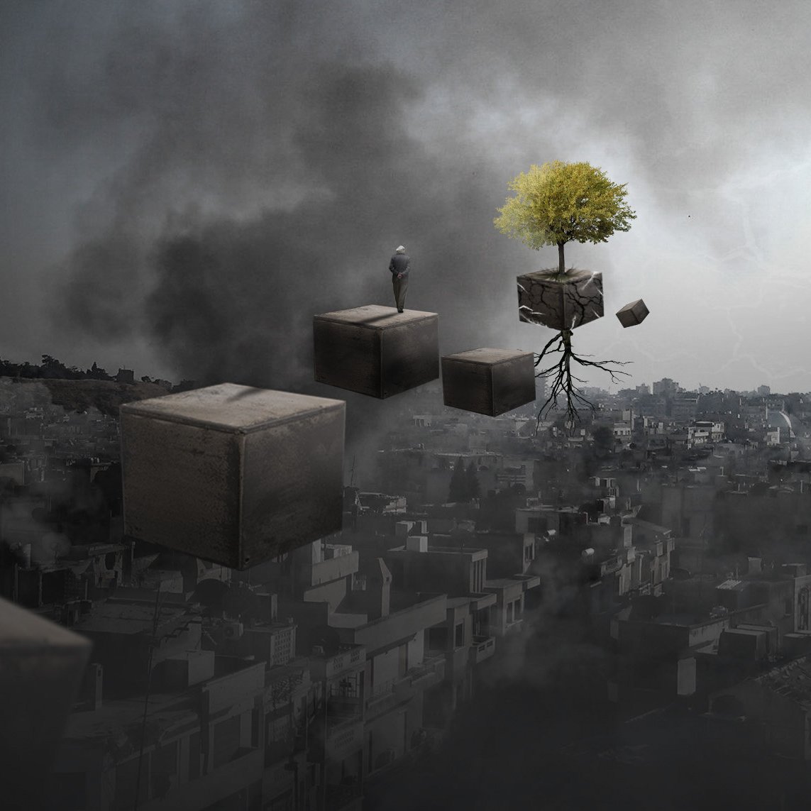 L'image présente un paysage urbain inquiétant, dominé par des tons sombres. Au premier plan, plusieurs blocs cubiques flottent dans les airs, menant vers une silhouette humaine debout, qui semble contempler l'horizon. Au-dessus des blocs, un arbre avec des racines apparentes émerge, ajoutant une touche de vie à cet environnement morose. En arrière-plan, on aperçoit une ville dont les bâtiments se fondent dans la brume, renforçant le sentiment d'isolement et de mystère. L'ensemble de la composition évoque une réflexion sur la solitude et la quête d'espoir.