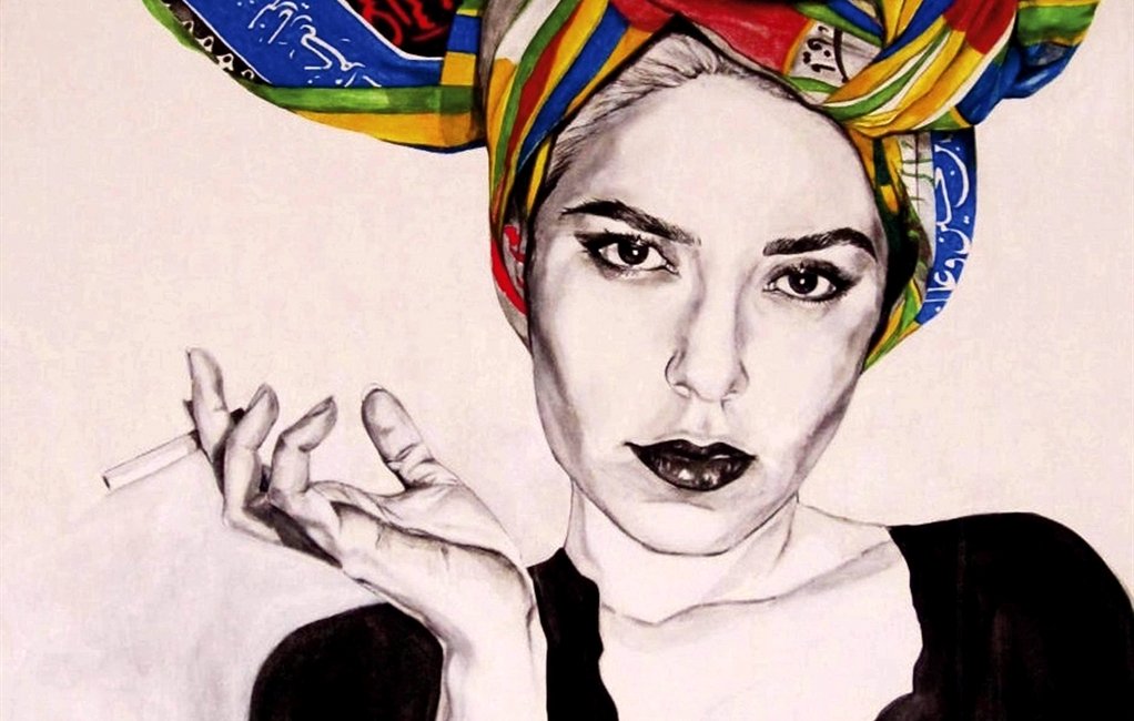 L'image représente une femme avec une expression intrigante, portant un foulard coloré sur la tête. Son regard est captivant et elle tient une cigarette dans une main, ce qui ajoute une certaine attitude à sa pose. Les couleurs du foulard sont vives, avec des motifs qui semblent évoquer des influences culturelles variées. Le contraste entre son visage en noir et blanc et les couleurs du foulard accentue l'intensité de son regard. L'ensemble crée un visuel à la fois artistique et saisissant.