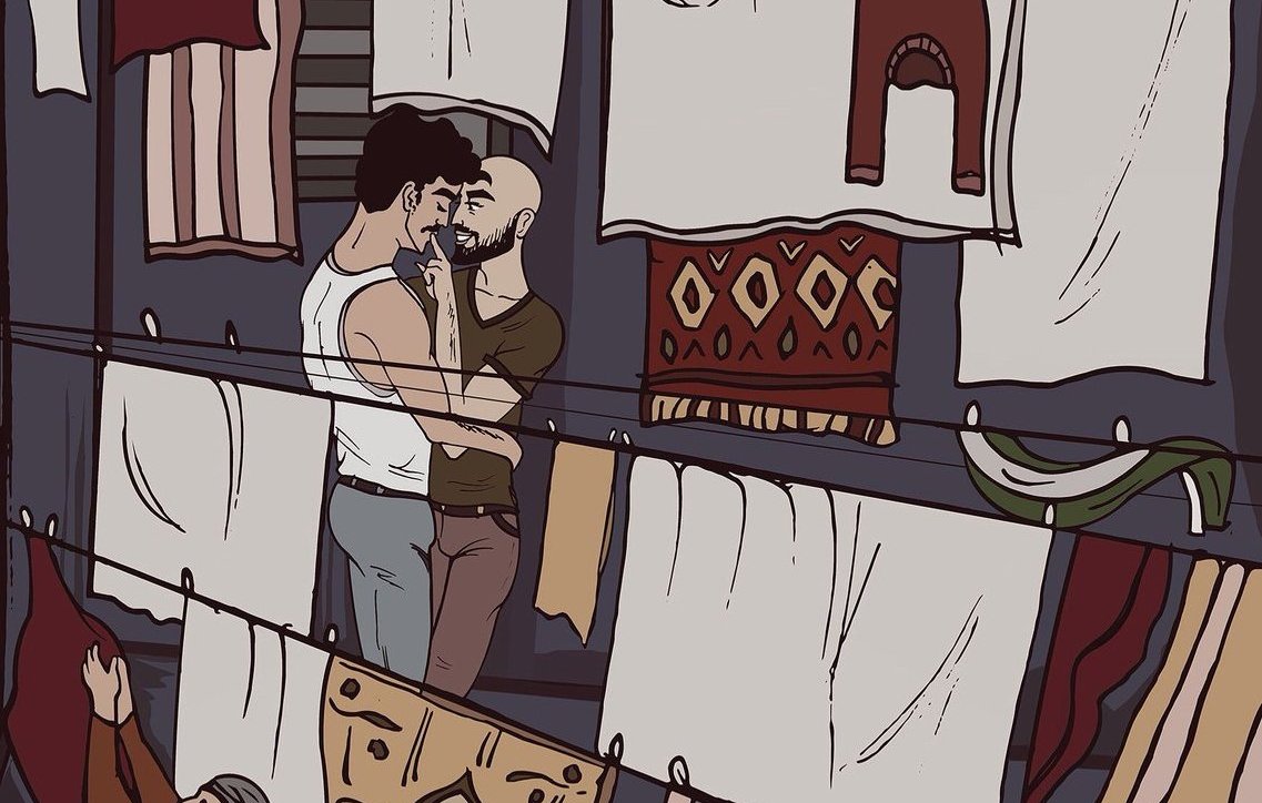 L'image montre deux personnes en train de s'étreindre tendrement dans un environnement urbain. Ils se tiennent près d'une corde à linge où diverses pièces de tissu sont suspendues, créant une ambiance colorée et intime. En arrière-plan, on peut voir une femme âgée accrocher des draps à la corde. L'atmosphère semble à la fois chaleureuse et émotive, reflétant une connexion humaine profonde.