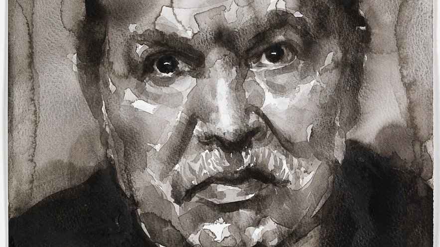 L'image représente un portrait réalisé à l'aquarelle, mettant en avant un homme âgé avec un visage marqué et des traits expressifs. Les tons sont principalement sombres, utilisant des nuances de noir et de gris, ce qui donne une atmosphère dramatique à l'œuvre. Ses yeux sont perçants et semblent porter une certaine intensité. L'arrière-plan est flou, ce qui met l'accent sur le visage du sujet. Les coups de pinceau sont visibles, ajoutant une texture intéressante à l'ensemble.