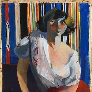 L'image représente une peinture au style moderne, mettant en avant une femme assise. Elle a des cheveux courts et porte un haut blanc orné de motifs, qui contraste avec un fond coloré composé de bandes verticales aux teintes vives. L'éclairage accentue certaines features de son visage, lui donnant une expression contemplative. Les couleurs vives et les formes stylisées reflètent une atmosphère dynamique et expressive.