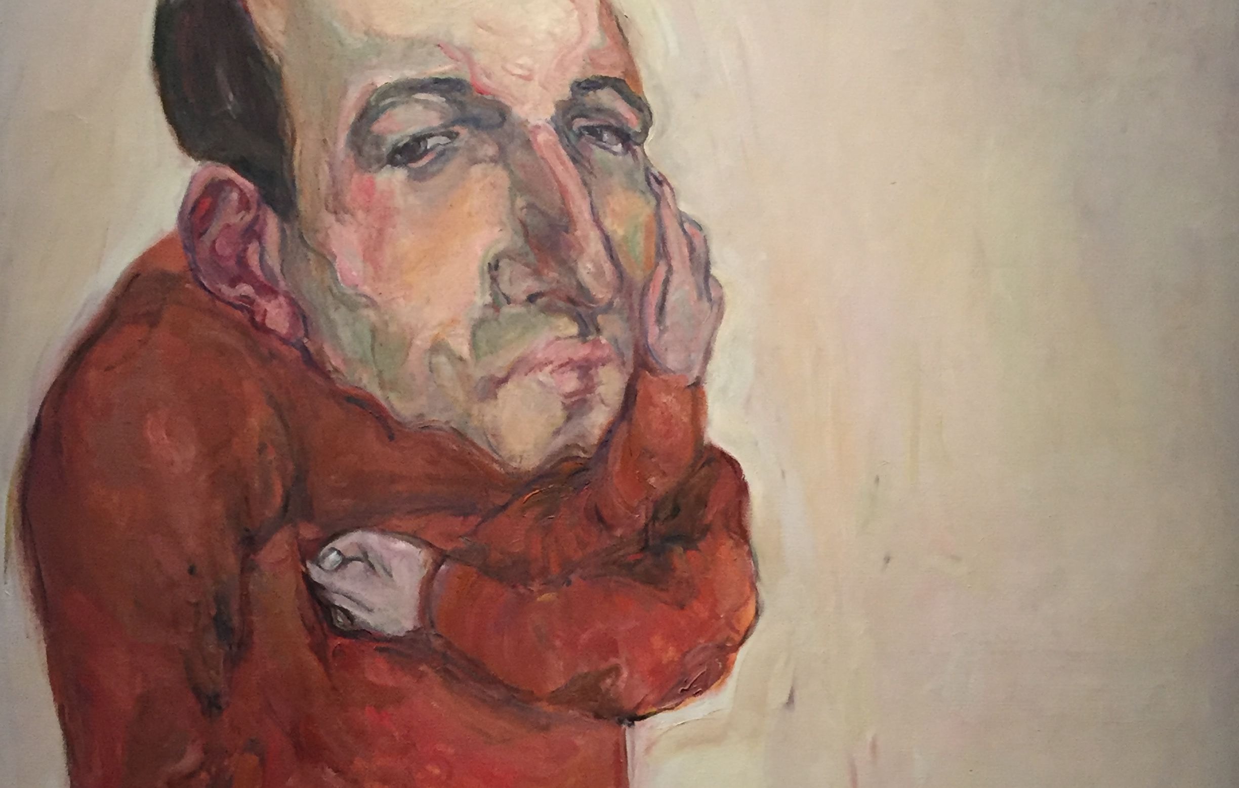 L'image représente une peinture d'un homme avec une expression pensif. Il porte un pull rouge et se tient en position légèrement de côté, en appui sur une surface, probablement une table. Son visage est déformé de manière stylisée, avec des traits accentués qui lui donnent un air à la fois sérieux et introspectif. Les couleurs sont principalement chaudes, avec un fond clair qui met en valeur le personnage central. L'ensemble de la composition transmet une impression de contemplation ou de mélancolie.