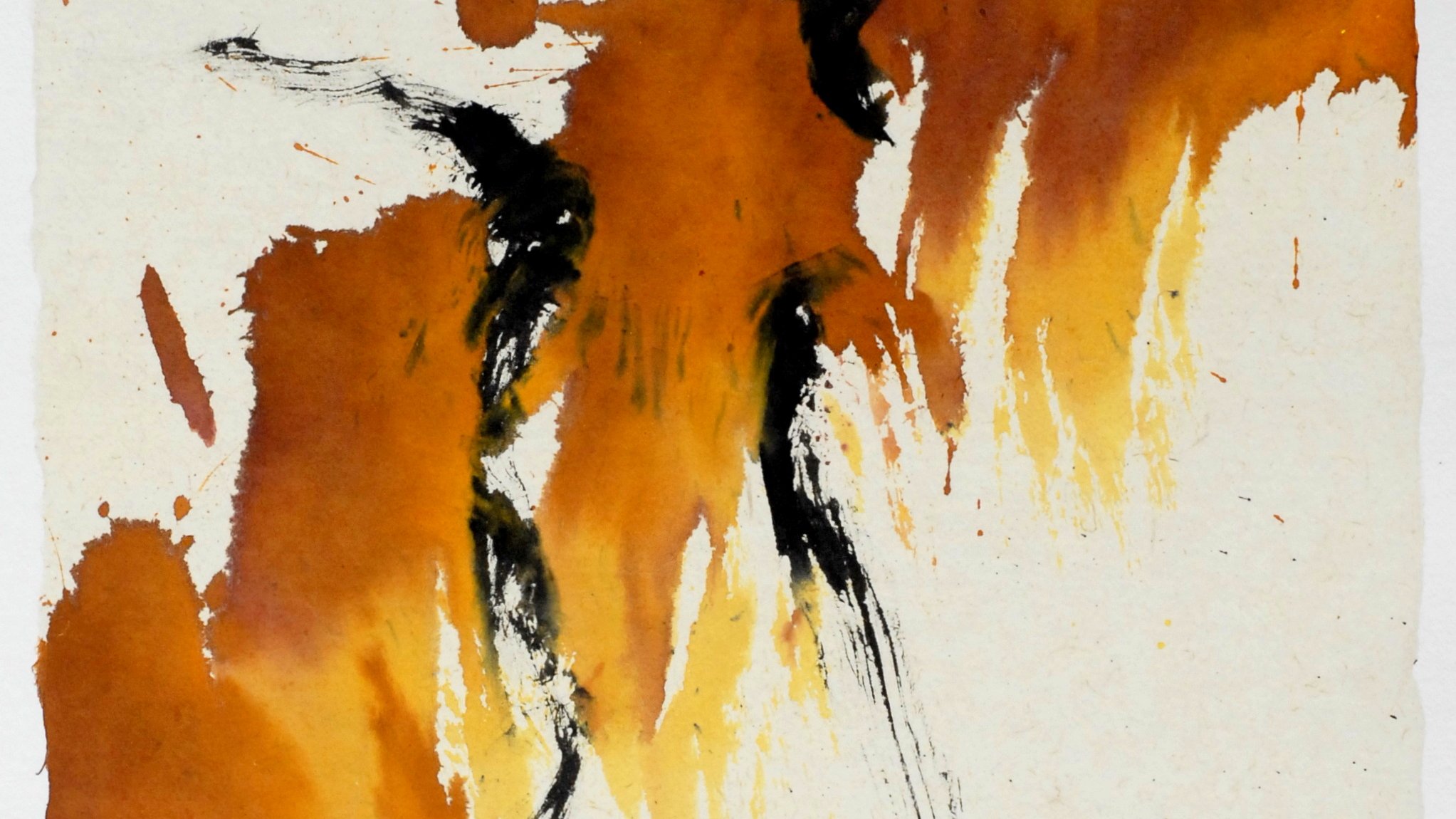 L'image présente une œuvre d'art stylisée, caractérisée par des aplats de couleurs orange et brun, qui se dégradent vers le bas. Des traits noirs, apparemment abstraits, se mêlent aux tons chauds, créant une dynamique visuelle. L'ensemble évoque une sensation de mouvement et d'énergie, tout en gardant une certaine élégance. Le fond est texturé et semble être en papier fait à la main, ajoutant une touche artisanale à l'œuvre.