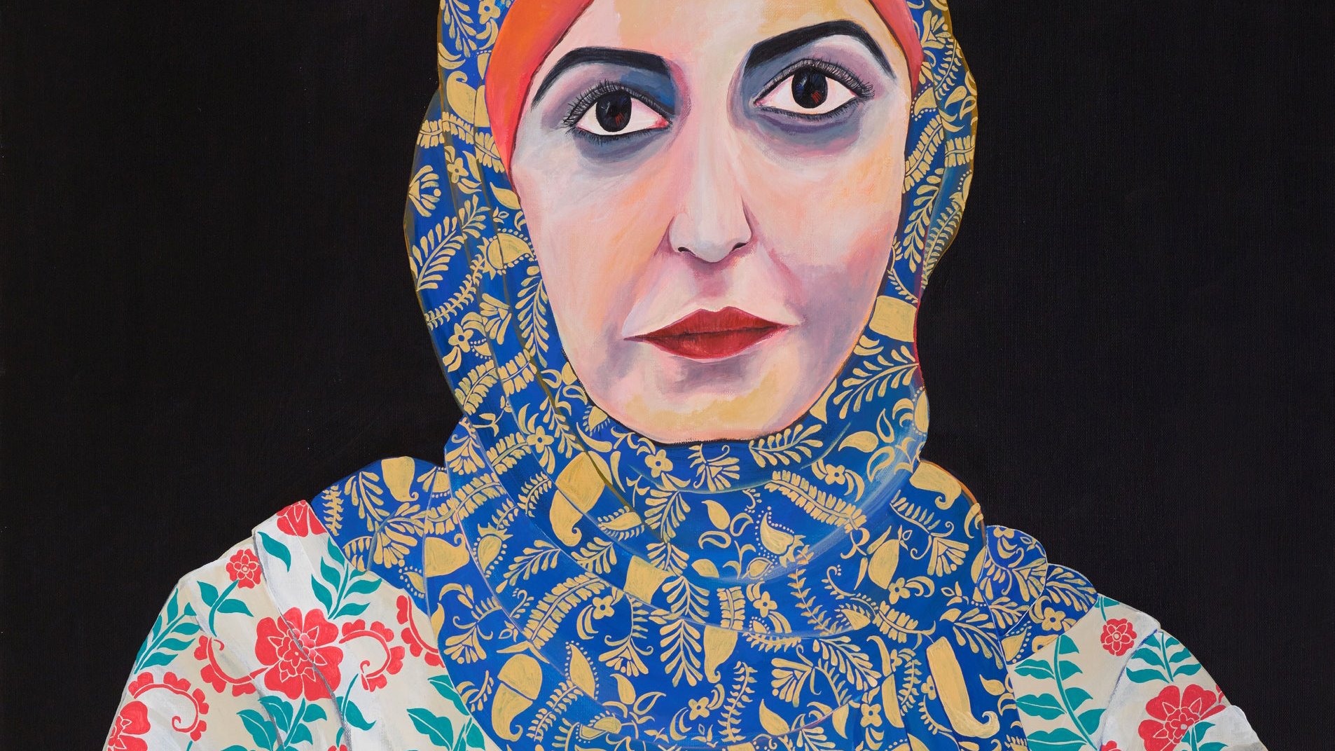 L'image représente une femme portant un hijab, avec un regard intense et sérieux. Elle est habillée d'une robe ornée de motifs floraux colorés. Dans ses mains, elle tient un cadre doré contenant une photographie en noir et blanc d'une autre femme, qui semble significative pour elle. Le fond de l'œuvre est sombre, ce qui met en valeur les couleurs vives de ses vêtements et l'expression de son visage. La combinaison des éléments suggère une profondeur émotionnelle et un lien familial ou culturel fort.