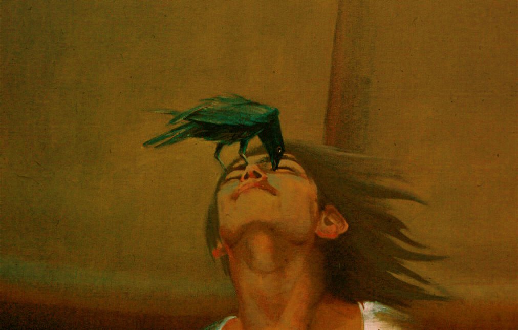 L'image représente un jeune homme dont la tête est légèrement inclinée en arrière. Il semble contemplatif, avec des cheveux longs flottant autour de son visage. Un oiseau noir, peut-être un corbeau, est posé sur son nez. Les couleurs de l'image sont sombres et un peu floues, créant une ambiance mystérieuse. Le fond a des nuances chaudes et brunes, ajoutant à l'aspect rêveur de la scène. L'ensemble évoque une interaction entre l'homme et l'oiseau, symbolisant peut-être une connexion ou une introspection.
