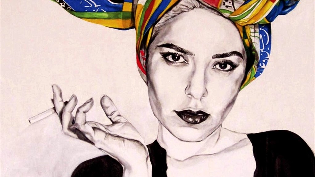 L'image représente une femme avec une expression intrigante, portant un foulard coloré sur la tête. Son regard est captivant et elle tient une cigarette dans une main, ce qui ajoute une certaine attitude à sa pose. Les couleurs du foulard sont vives, avec des motifs qui semblent évoquer des influences culturelles variées. Le contraste entre son visage en noir et blanc et les couleurs du foulard accentue l'intensité de son regard. L'ensemble crée un visuel à la fois artistique et saisissant.