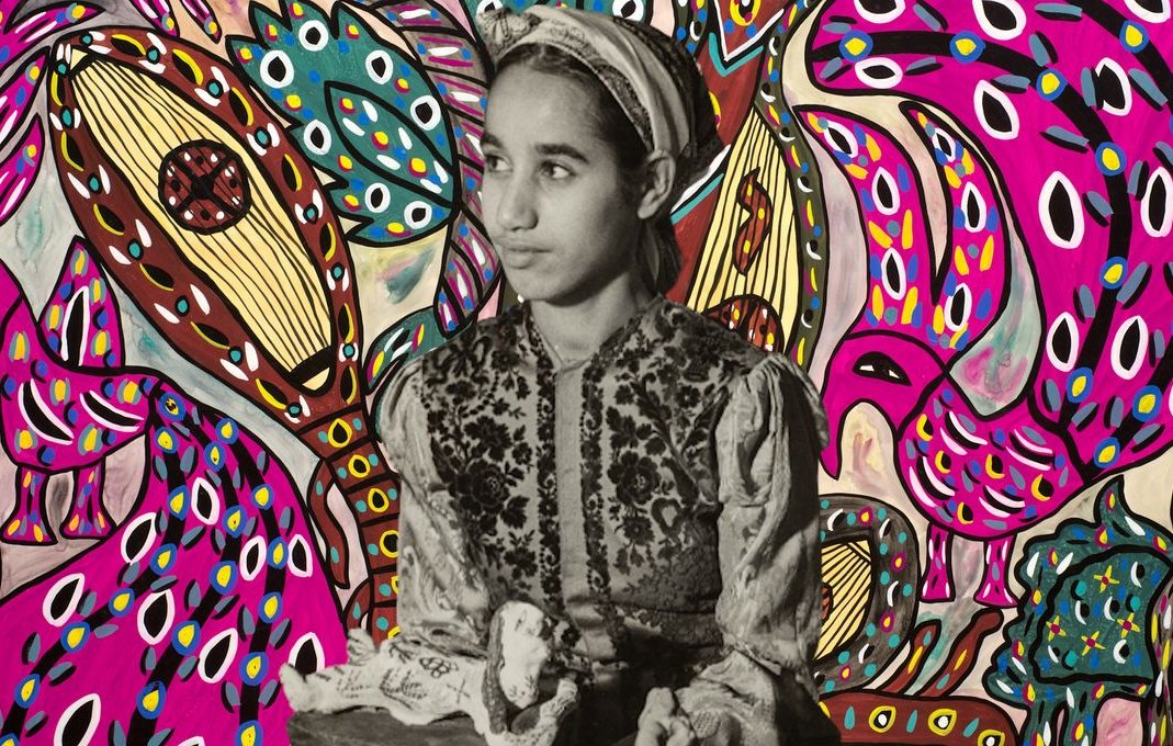 L'image présente une jeune fille, probablement en tenue traditionnelle, qui regarde vers la gauche. Son expression semble contemplative. En arrière-plan, on voit un motif coloré et dynamique, avec des formes telles que des oiseaux et des éléments abstraits, dominé par des teintes vives comme le rose et le violet. Le contraste entre la monochromie de la fille et les couleurs éclatantes du fond crée une atmosphère artistique et intrigante.