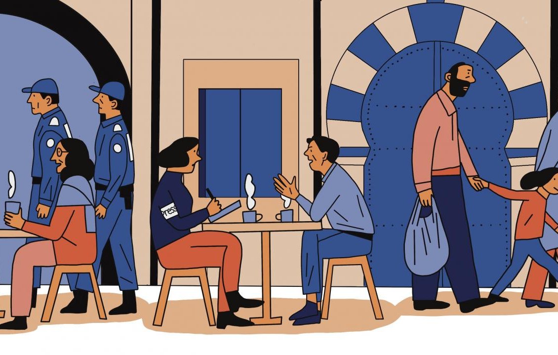 L'image montre une scène animée dans un environnement urbain. À gauche, deux personnes sont assises à des tables, probablement dans un café. Elles semblent discuter, chacune avec une boisson à la main. À droite, un homme et un enfant se dirigent vers la sortie, l'homme portant un sac. En arrière-plan, deux policiers marchent, apparemment en patrouille. Les couleurs sont principalement en nuances de bleu et de beige, ce qui donne une atmosphère calme et accueillante.