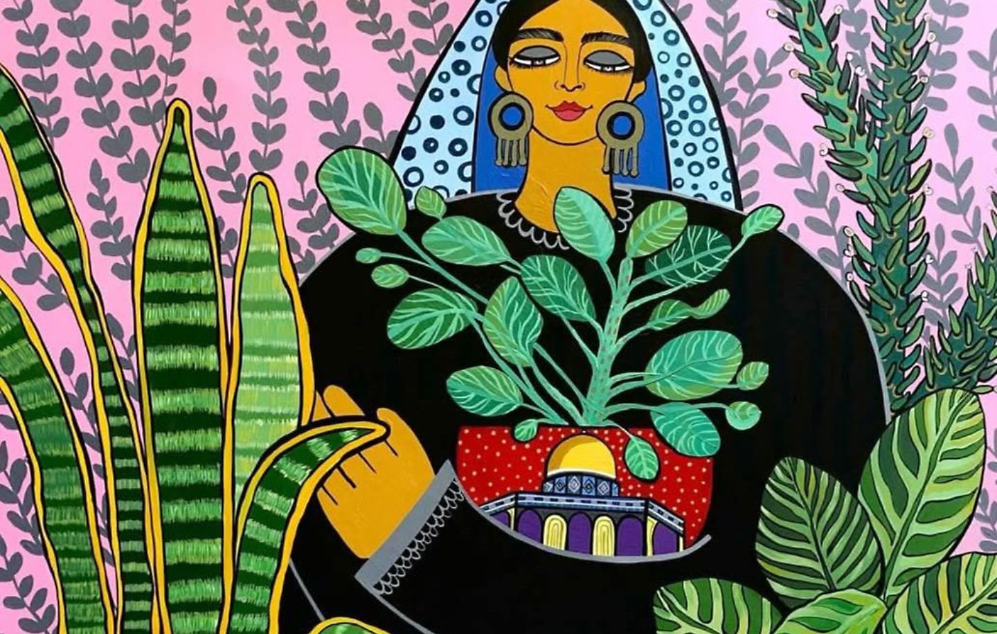 Femme en robe noire, entourée de plantes vertes sur un fond rose.